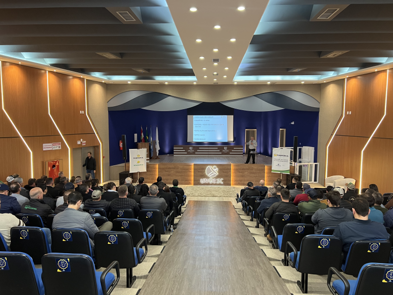 Palestra sobre Cenário Macroeconômico e Perspectivas de Mercado de Milho e Soja reúne participantes em Videira.